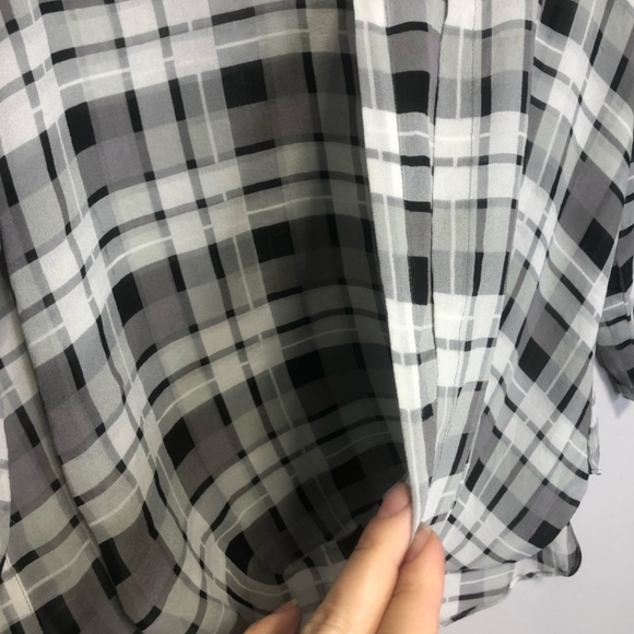 Aritzia Babaton Plaid Beau Blouse in 100% silk - Picture 5 of 10